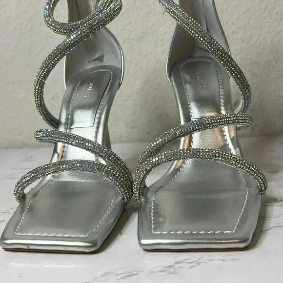Guess Womens Lalali Embellished
Square Toe Strappy Sandals 9.5M - Picture 13 of 14